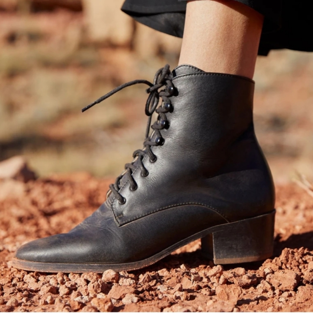 ISO Christy Dawn Boot size 8